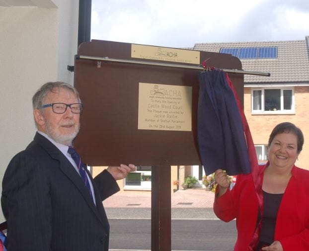 Jackie Baillie MSP unveils the commemorative plaque accompanied by Jim Milne, ACHA’s Chairman.